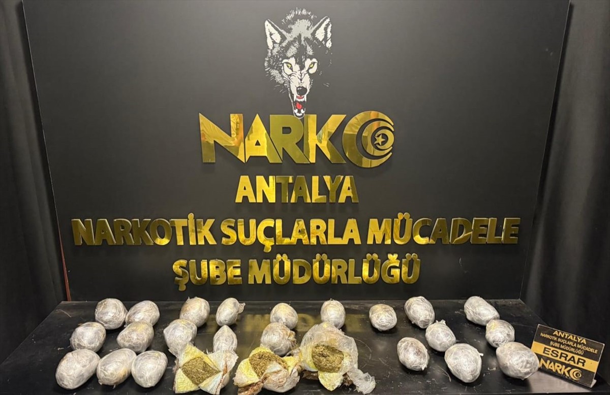Antalya'da düzenlenen uyuşturucu operasyonunda 3 şüpheli gözaltına alındı. Yapılan aramada, 9 kilo...