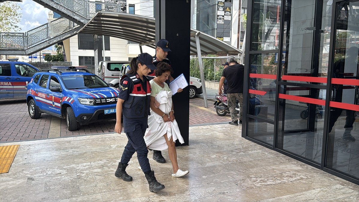 Antalya'nın Alanya ilçesinde bir iş yeri ve minibüsü kundakladığı gerekçesiyle gözaltına alınan...