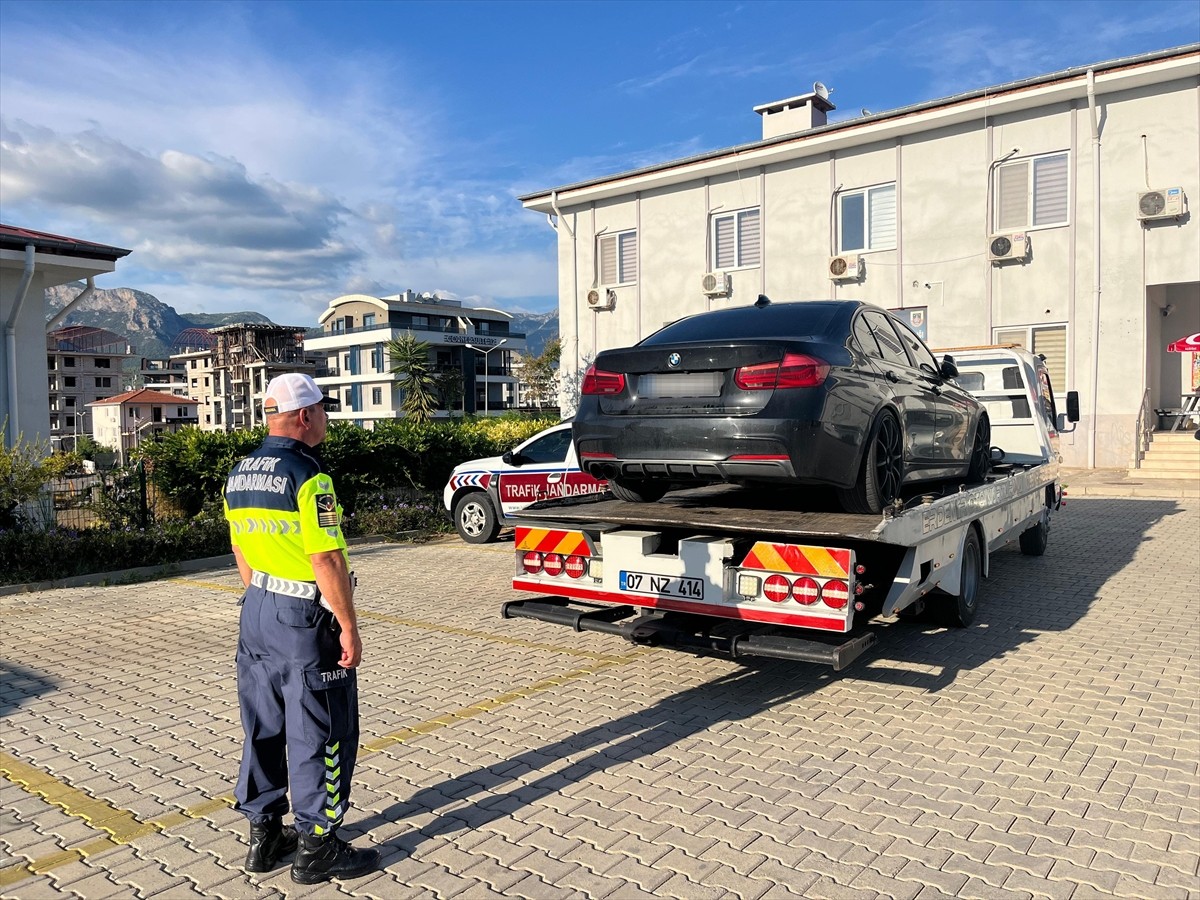 Antalya'nın Alanya ilçesinde otomobiliyle drift yapan sürücüye 92 bin 784 lira ceza uygulandı.