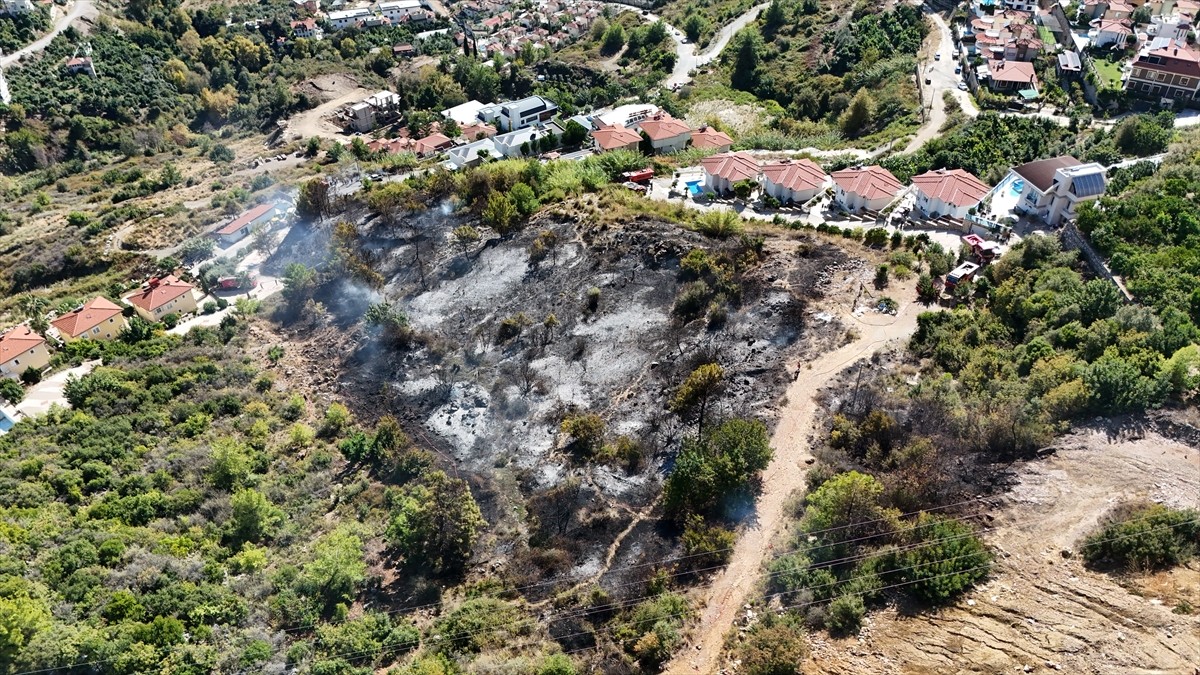 Antalya'nın Alanya ilçesinde, villalar bölgesine yakın ağaçlık alanda çıkan yangın, ekiplerce...
