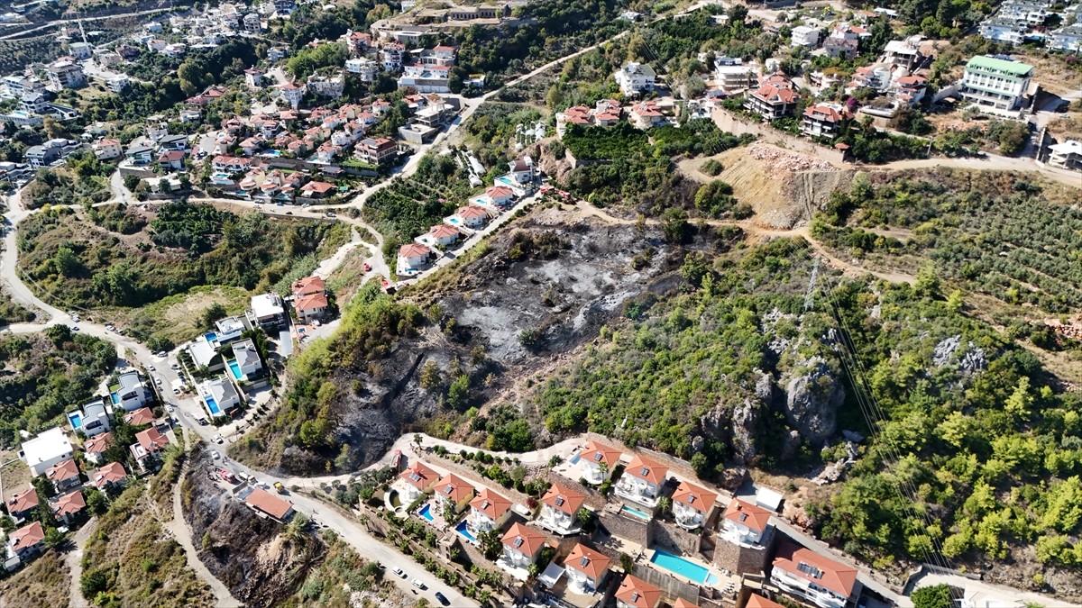 Antalya'nın Alanya ilçesinde, villalar bölgesine yakın ağaçlık alanda çıkan yangın, ekiplerce...