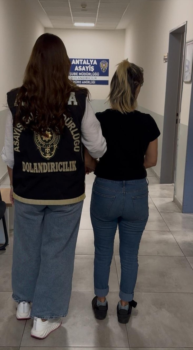  Antalya'nın Kepez ilçesinde kuyumcuya sahte altın satarken yakalanan kadın tutuklandı.