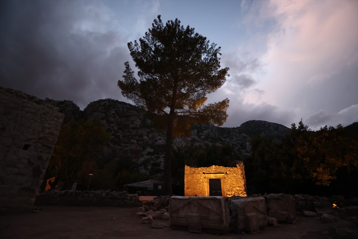 Antalya'nın Kumluca ilçesindeki Likya uygarlığının en önemli kentlerinden Olympos'taki ziyaretçi...