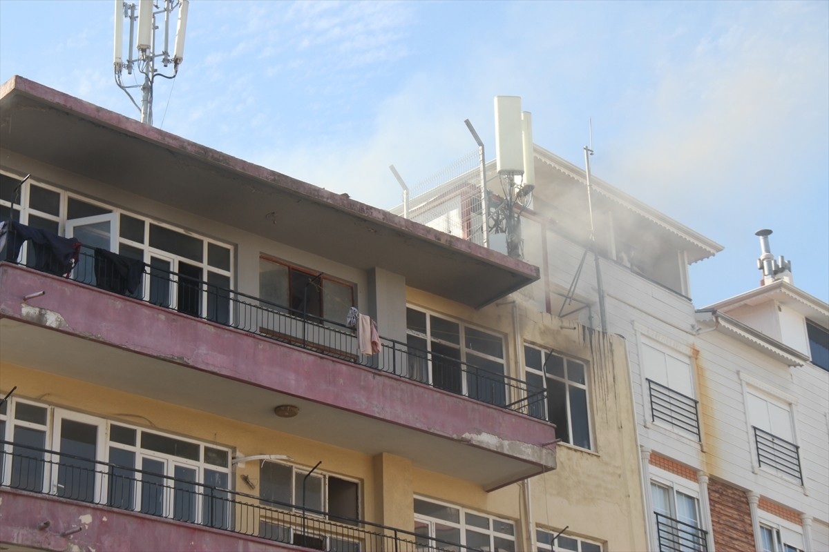 Antalya'nın Serik ilçesinde bir evde çıkan yangında, bitişik apartmanda mahsur kalan Suriye...