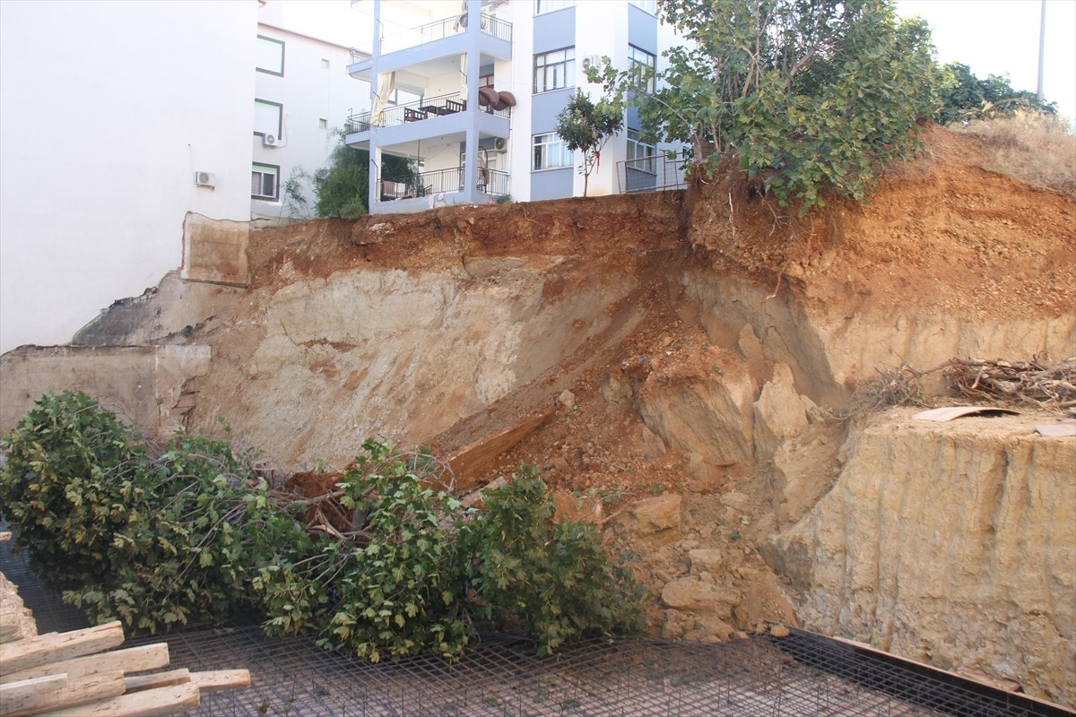 Antalya'nın Serik ilçesinde göçük meydana gelen inşaatın yapımı durdurularak mühürlendi. 