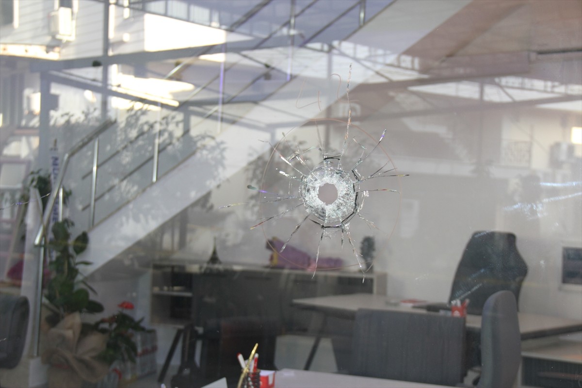 Antalya'nın Serik ilçesinde iki grup arasında çıkan silahlı kavgada 2 kişi hayatını kaybetti, 1...