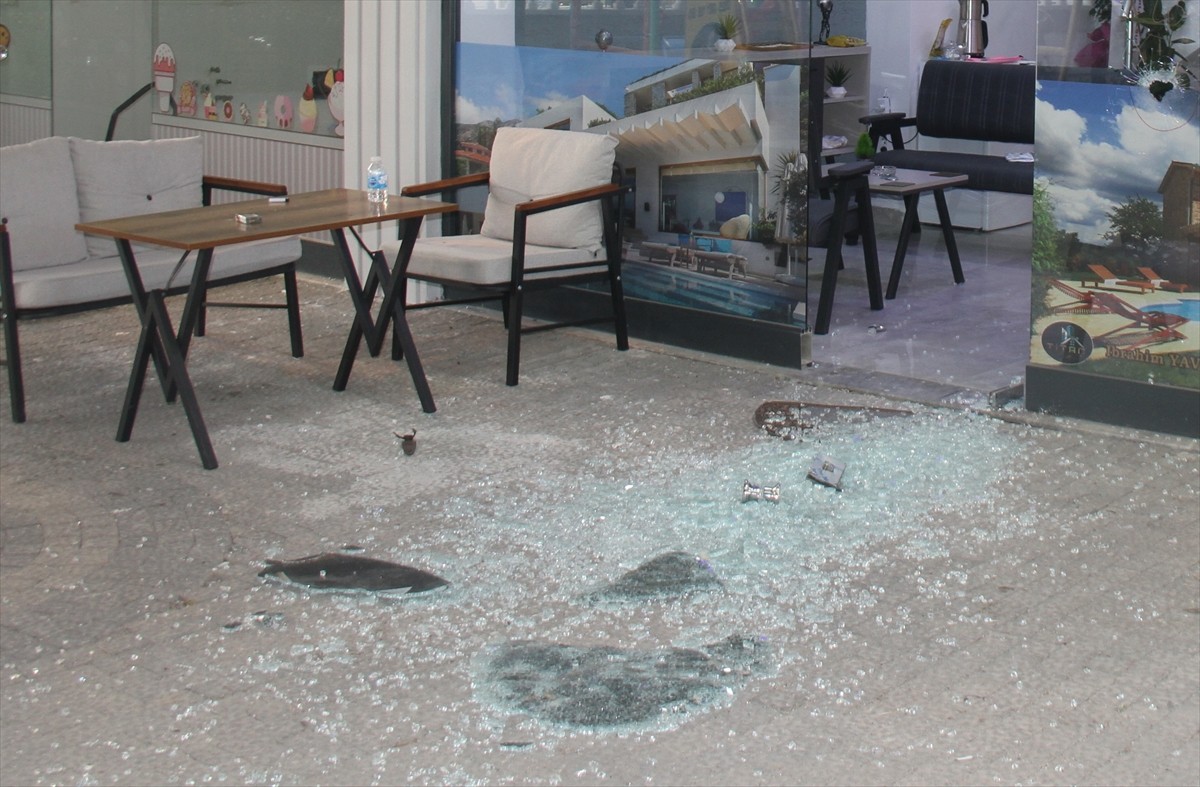 Antalya'nın Serik ilçesinde iki grup arasında çıkan silahlı kavgada 2 kişi hayatını kaybetti, 1...