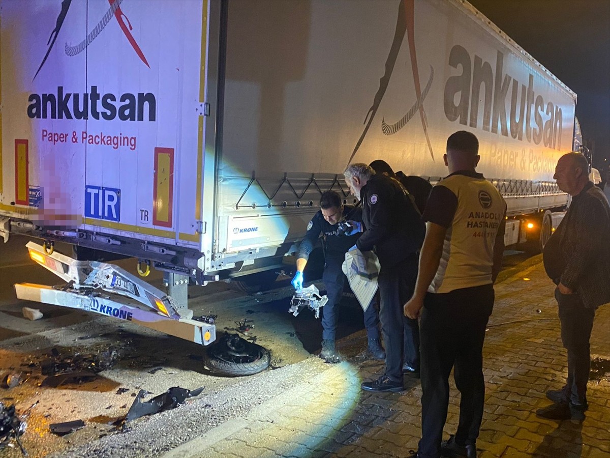 Antalya'nın Serik ilçesinde park halinde bulunan tıra arkadan çarpan motosikletin sürücüsü...