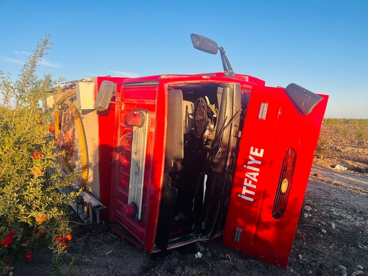 Antalya'nın Serik ilçesinde yangına müdahaleye giderken kaza yapan itfaiye aracındaki 2 kişi...