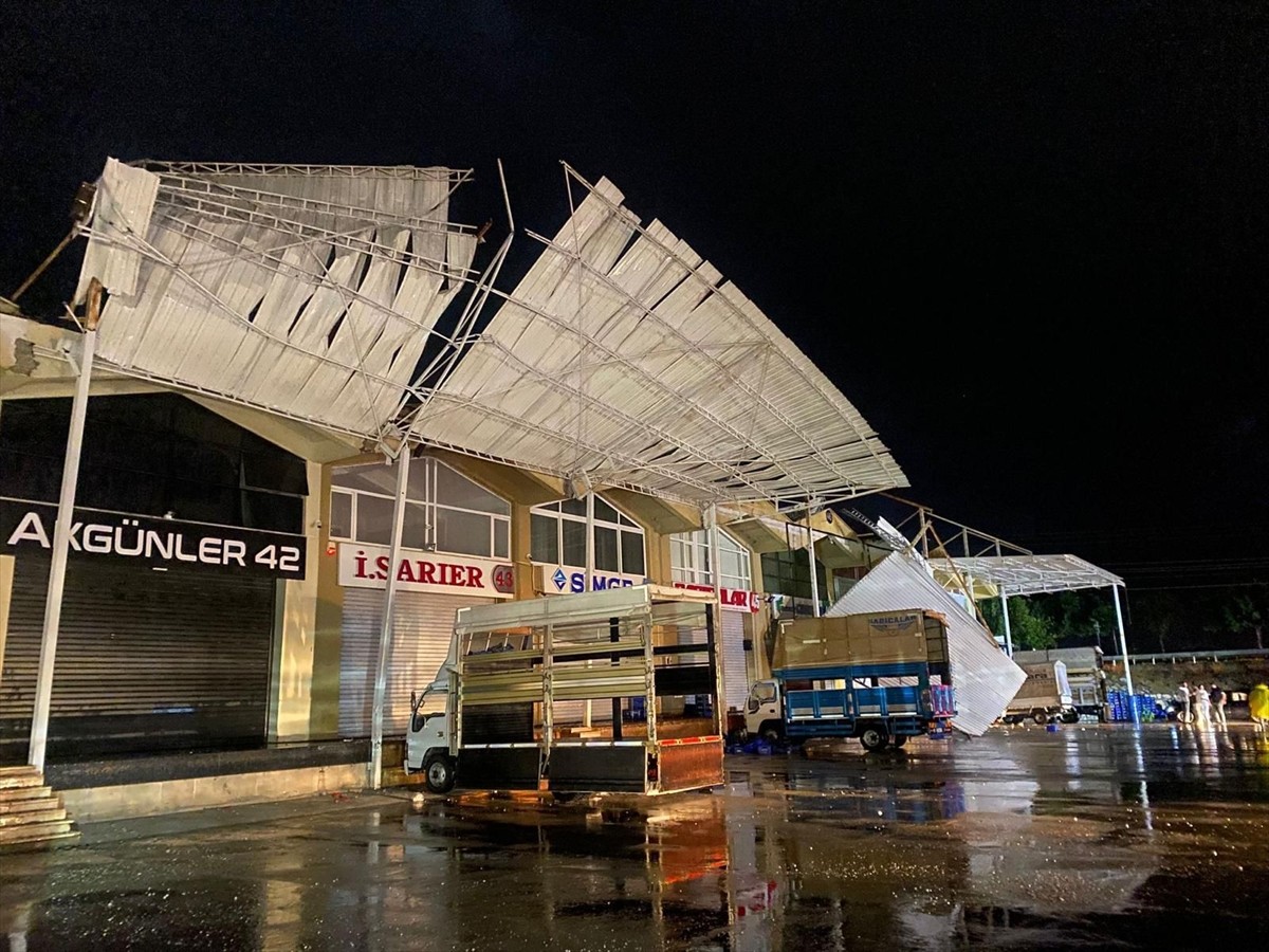 Antalya’nın Demre ilçesinde akşam saatlerinde sağanak ve hortum yaşamı olumsuz etkiledi. Hortumun...