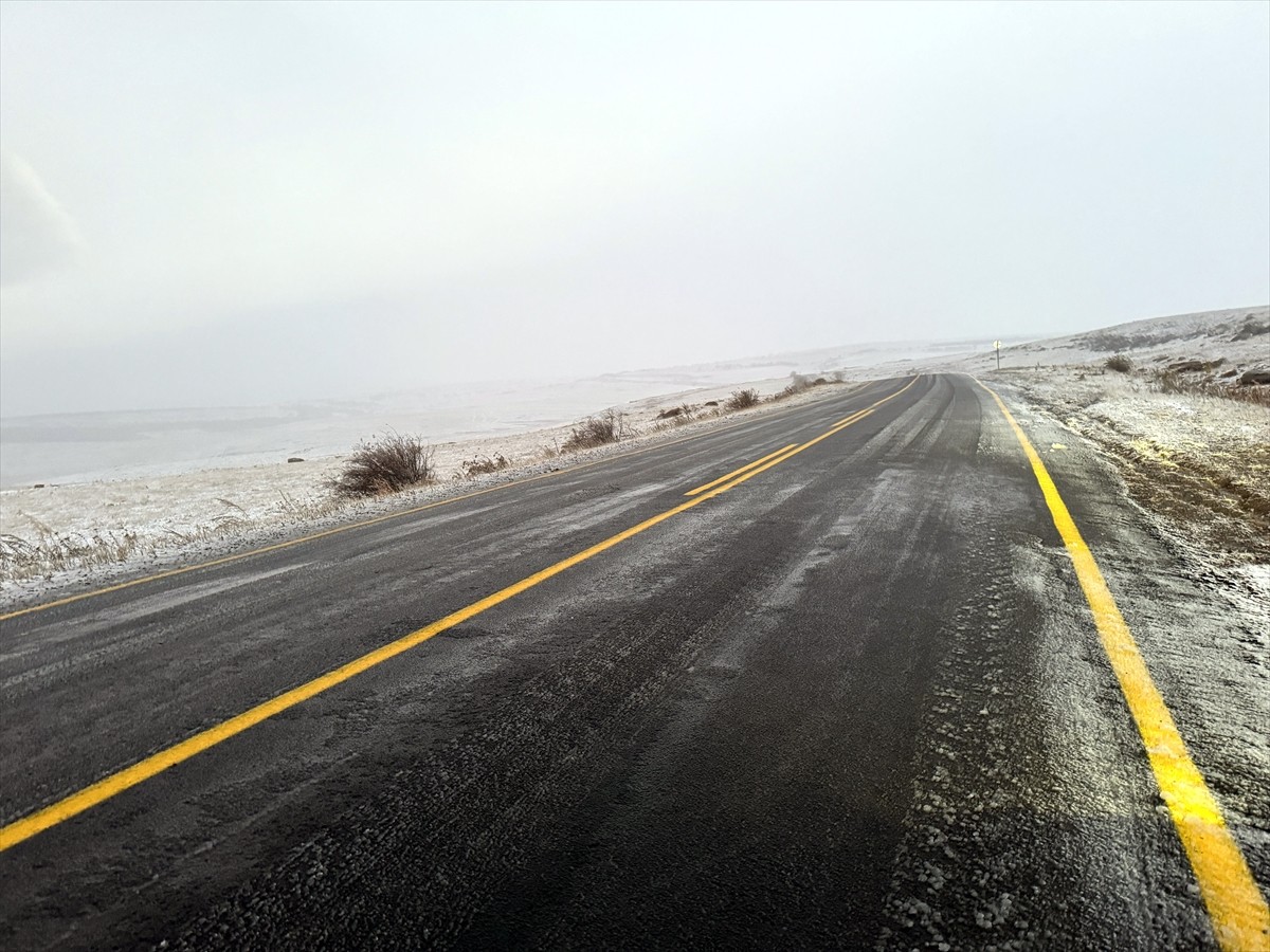 Ardahan'ın yüksek kesimlerinde kar yağışı ve tipi, Ardahan'ı Karadeniz bölgesine bağlayan...