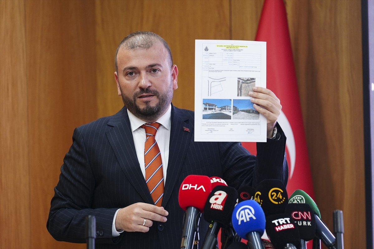 Arnavutköy Belediye Başkanı Mustafa Candaroğlu, belediye binasında düzenlenen basın toplantısına...