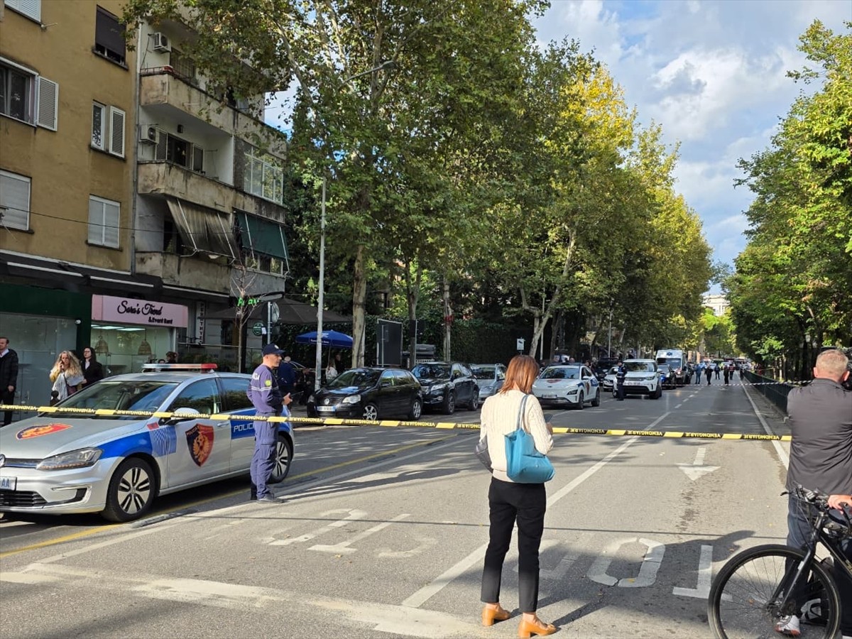 Arnavutluk'un başkenti Tiran'daki Temyiz Mahkemesi'nde, silahlı saldırı sonucu bir hakim yaşamını...