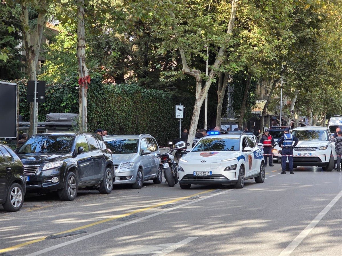 Arnavutluk'un başkenti Tiran'daki Temyiz Mahkemesi'nde, silahlı saldırı sonucu bir hakim yaşamını...