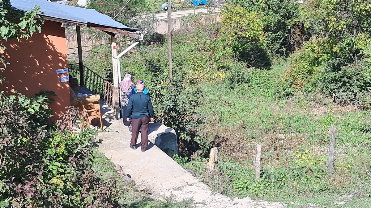 Artvin'in Ardanuç ilçesine bağlı Ekşinar Köyü'nde, köyün Ardanuç Belediyesi sınırlarına dahil...