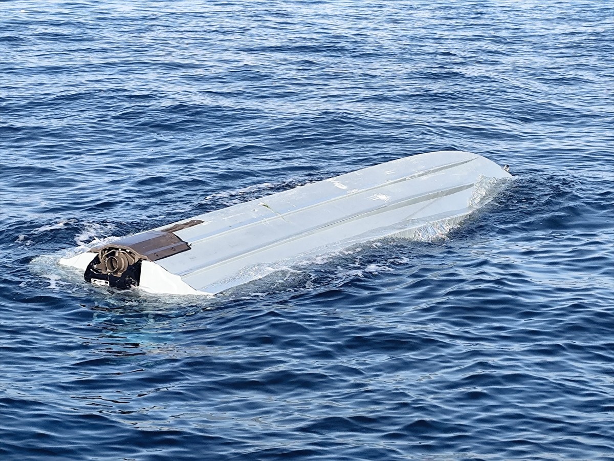 Artvin'in Hopa ilçesi açıklarında deniz yüzeyinde insansız deniz aracı bulundu.