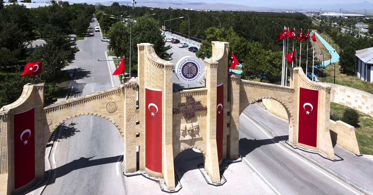Atatürk Üniversitesi'nde "sınavsız ikinci üniversite" uygulaması kapsamında farklı alanlarda...