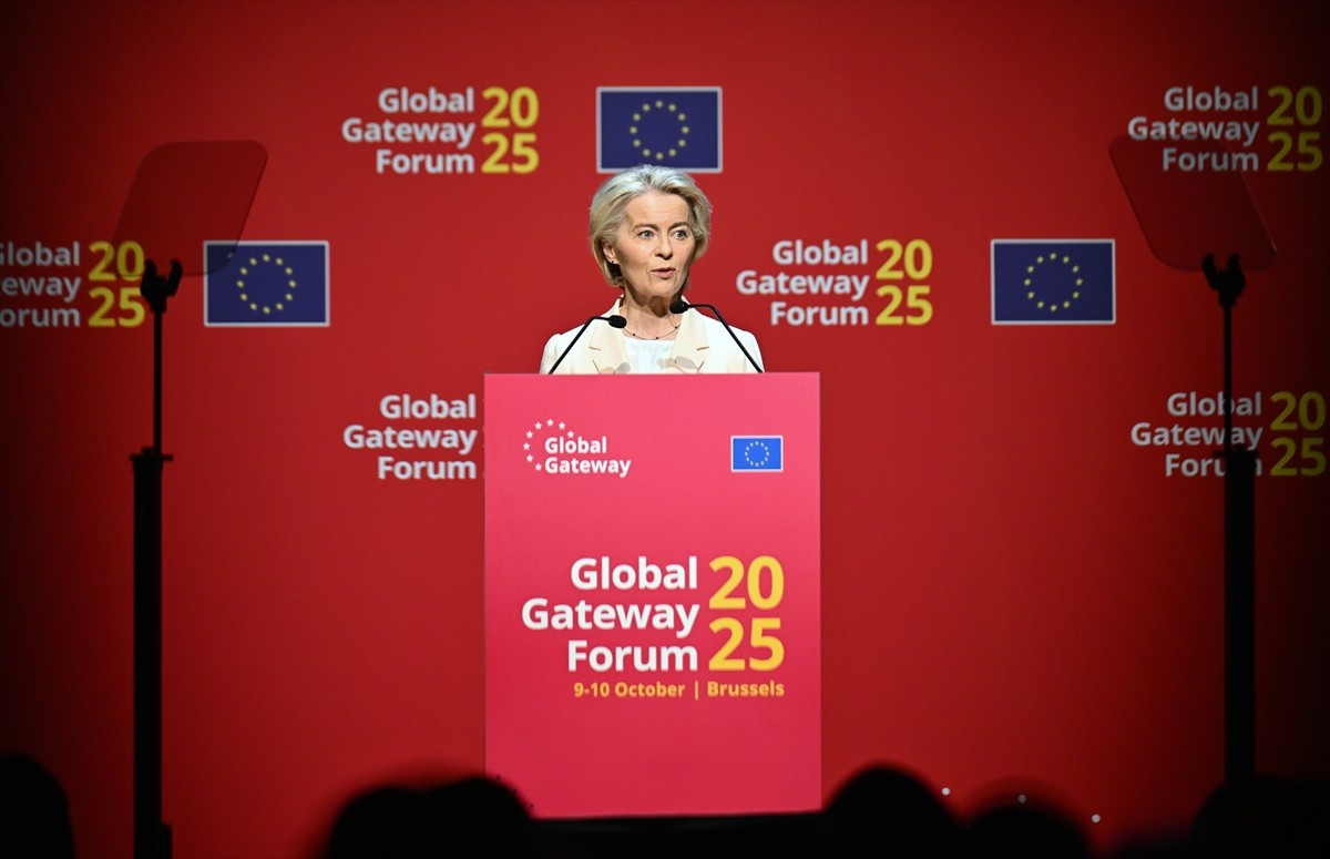 Avrupa Birliği (AB) Komisyonu Başkanı Ursula von der Leyen,   Brüksel'de düzenlenen İkinci Küresel...