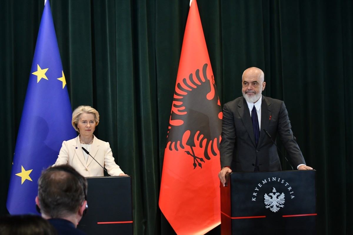 Avrupa Birliği (AB) Komisyonu Başkanı Ursula von der Leyen (solda), Arnavutluk'taki temasları...