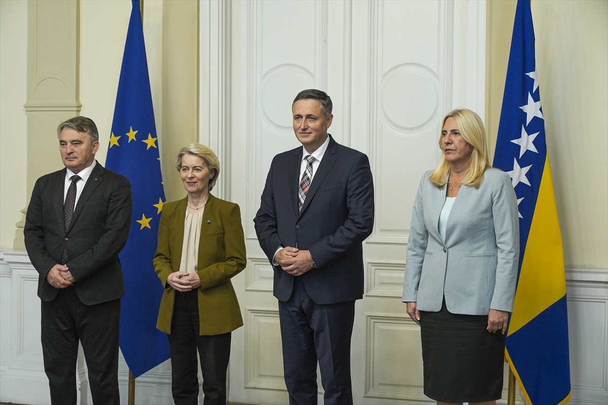 Avrupa Birliği (AB) Komisyonu Başkanı Ursula von der Leyen (solda), ziyarette bulunduğu Bosna...