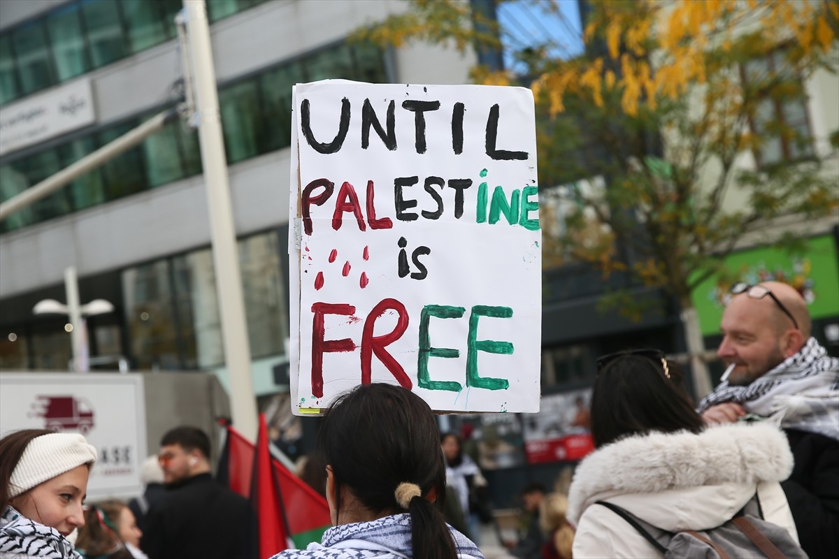 Avusturya'nın başkenti Viyana'da yüzlerce kişi, "barış, tarafsızlık ve egemen bir Avusturya için"...