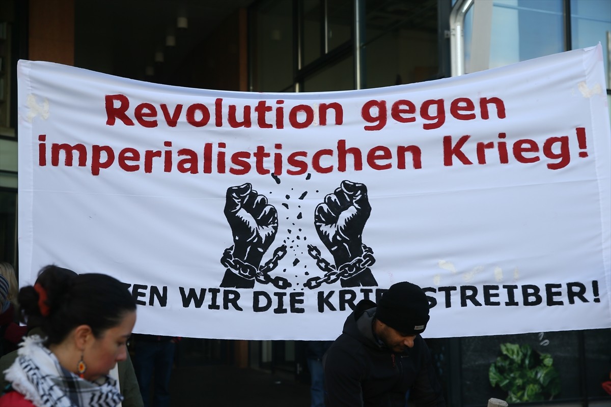 Avusturya'nın başkenti Viyana'da yüzlerce kişi, "barış, tarafsızlık ve egemen bir Avusturya için"...