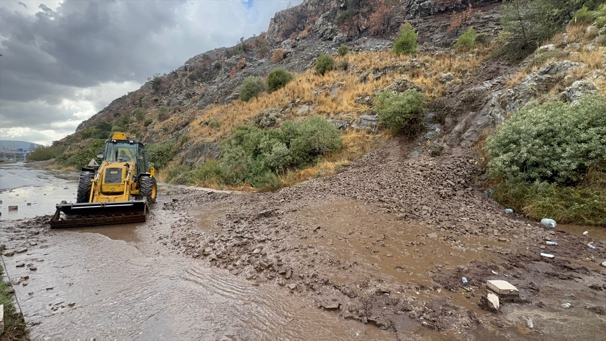 Aydın'ın Söke ilçesinde toprak kayması sonucu Aydın-Söke kara yoluna dökülen çamur trafiği...