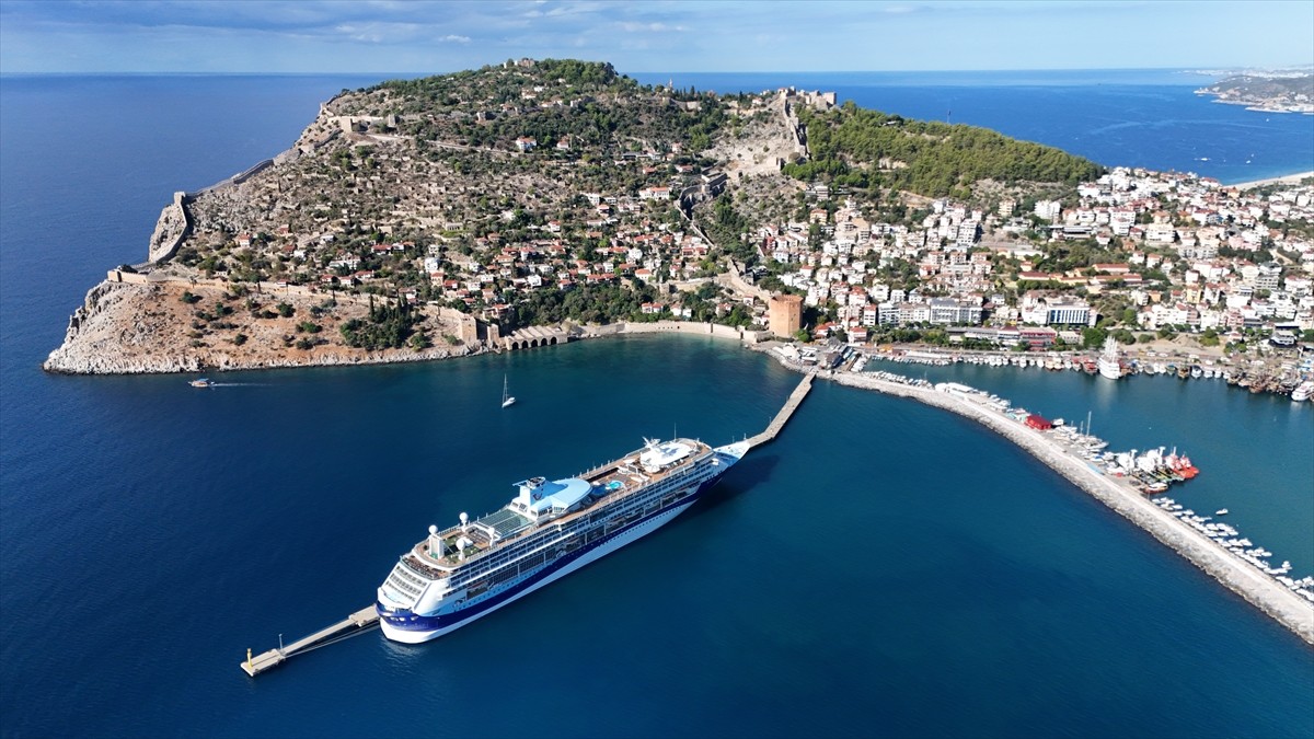 Bahamalar bayraklı "Marella Discovery 2" isimli kruvaziyer, 1739 yolcusuyla Antalya'nın Alanya...