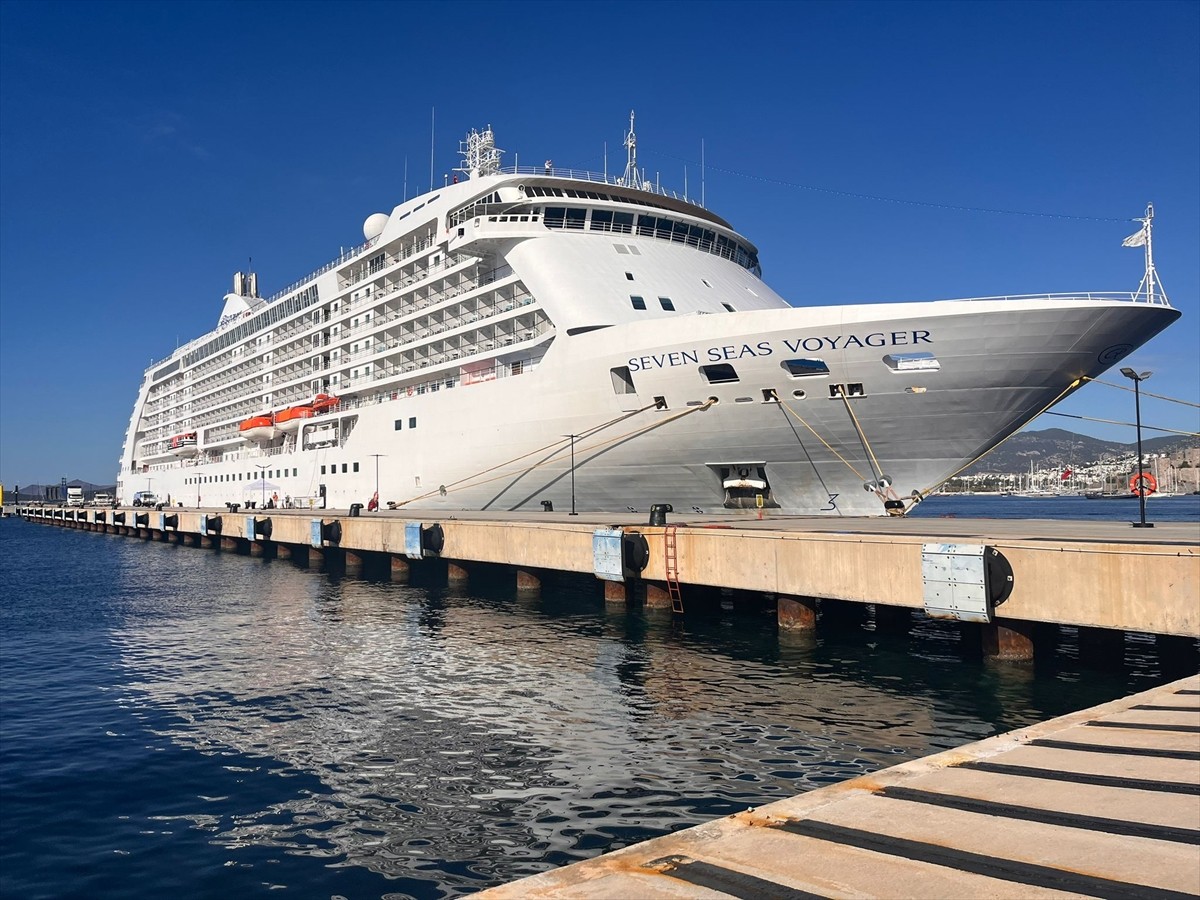 Bahamalar bayraklı "Seven Seas Voyager" adlı kruvaziyer, 674 turistle Muğla'nın Bodrum ilçesine...