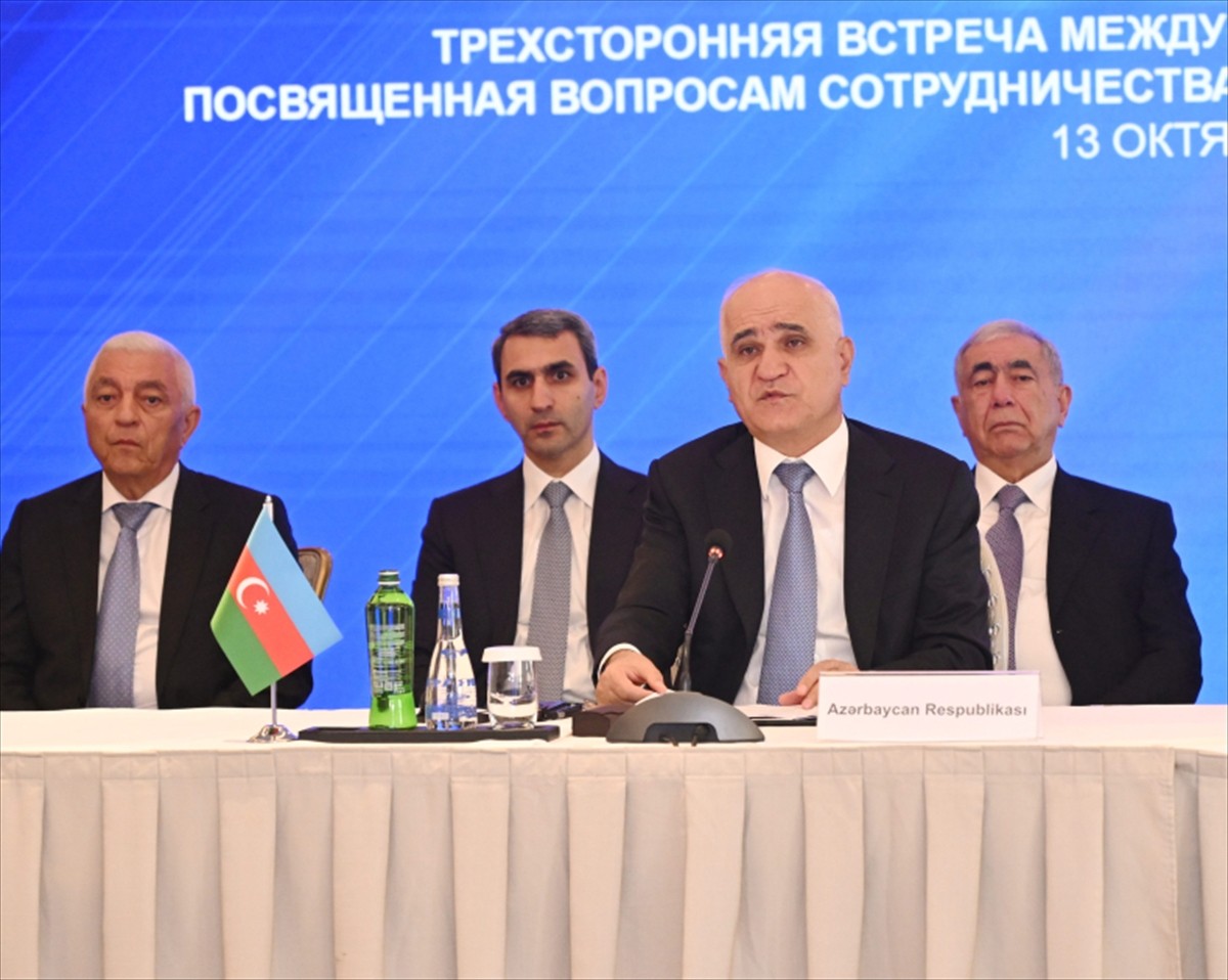Bakü'de Azerbaycan, Rusya ve İran arasında ulaşım, enerji ve gümrük alanlarında işbirliği...