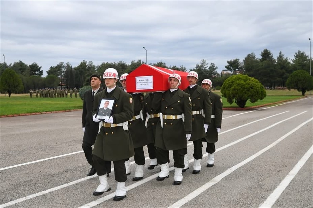 Balıkesir'in Edremit ilçesinde gasbettiği araçla kaçmaya çalıştığı sırada 2 kişiyi öldürüp 2'si...