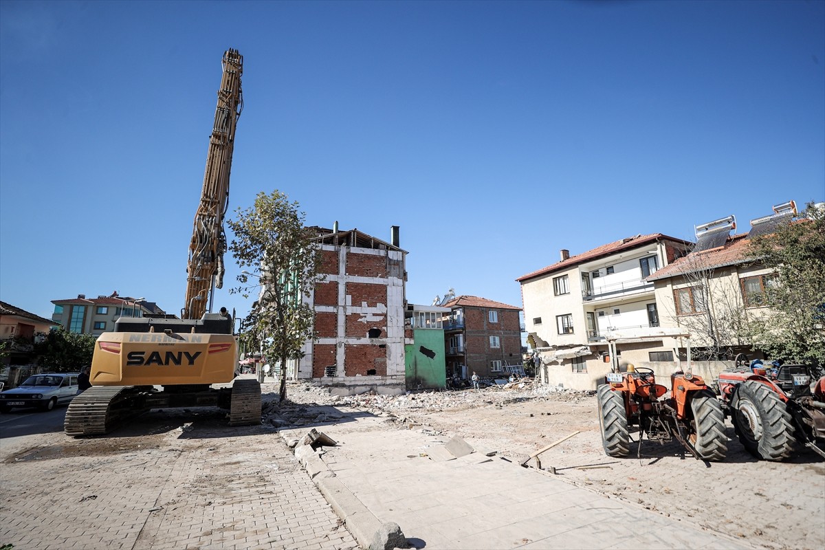 Balıkesir'in Sındırgı ilçesinde 27 Ekim'de meydana gelen 6,1 büyüklüğündeki depremin ardından...