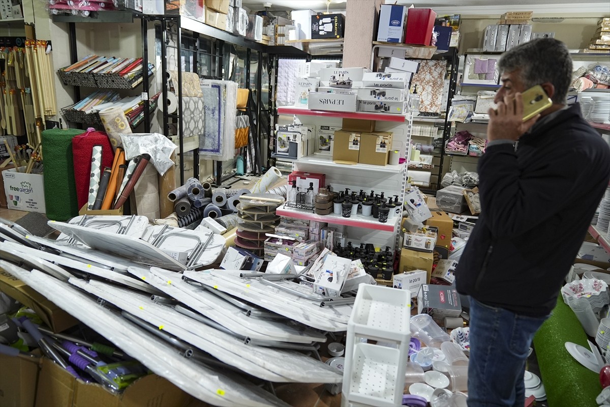 Balıkesir'in Sındırgı ilçesinde dün meydana gelen 6,1 büyüklüğündeki depremde iş yerleri yıkılan...