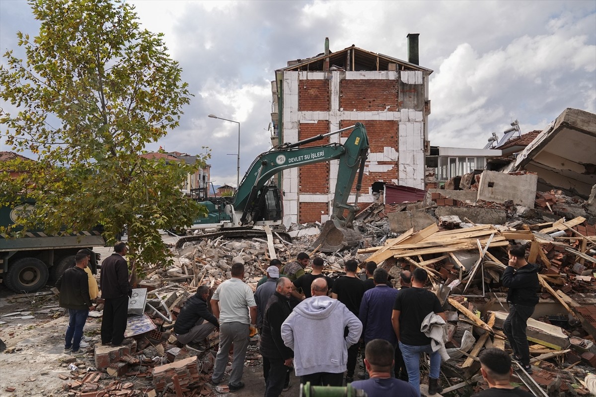 Balıkesir'in Sındırgı ilçesinde dün meydana gelen 6,1 büyüklüğündeki depremde yıkılan binaların 10...