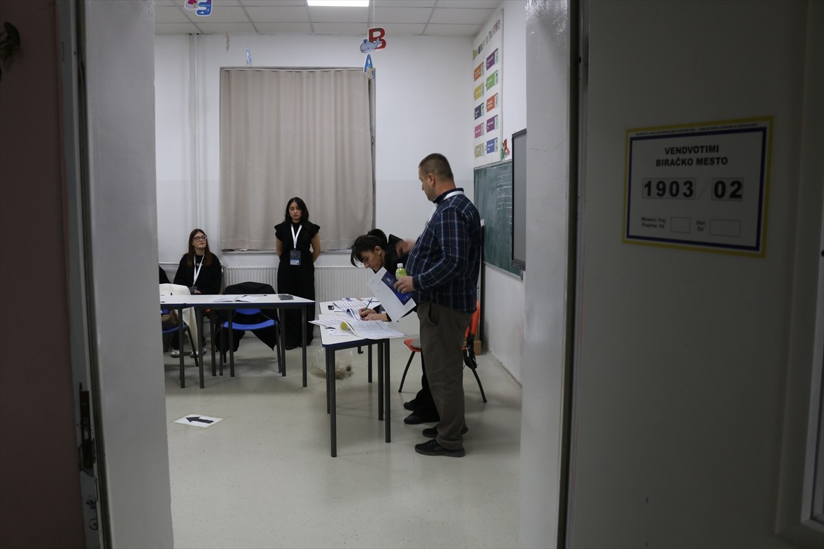 Balkan ülkesi Kosova’da halk, belediye başkanlarını ve belediye meclis üyelerini belirlemek üzere...