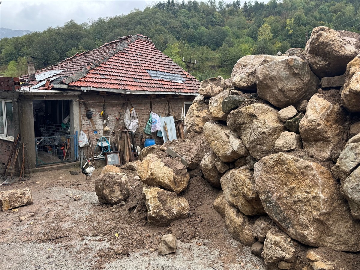 Bartın'ın Kurucaşile ilçesinde yağış heyelana neden oldu.