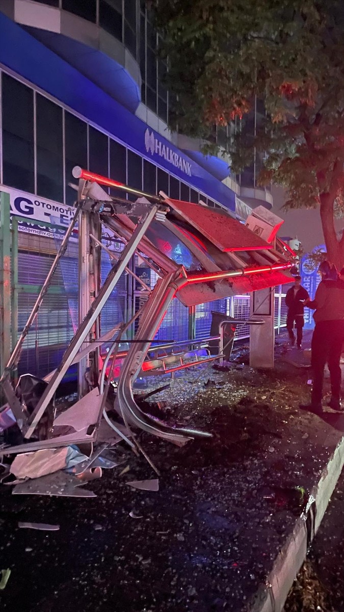 Başakşehir'de otomobilin otobüs durağına çarptığı kazada 1 kişi yaralandı.