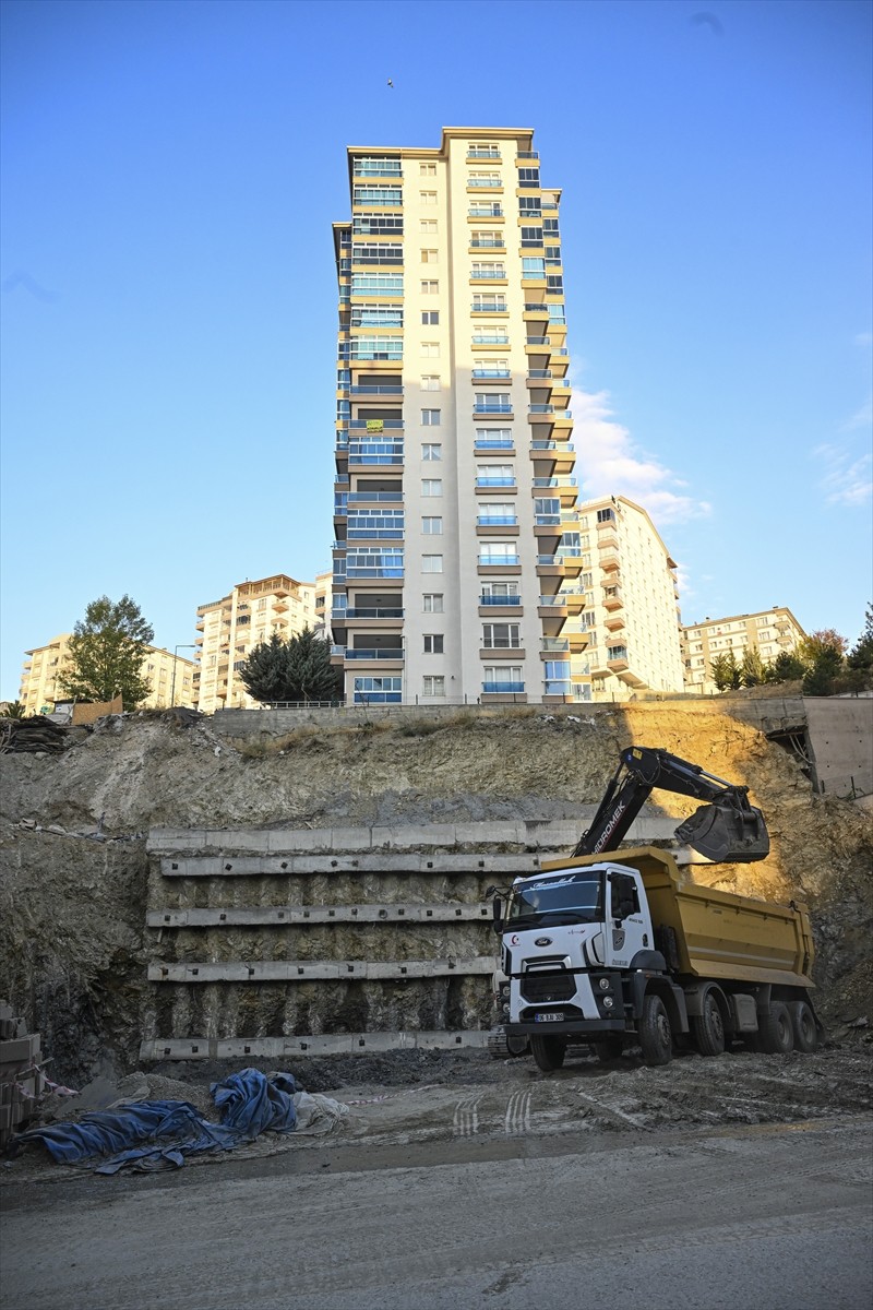 Başkent Ankara'da Mamak İlçesi Duralı Aliç Mahallesi 981. Sokak'ta bir inşaatın temel kazma...