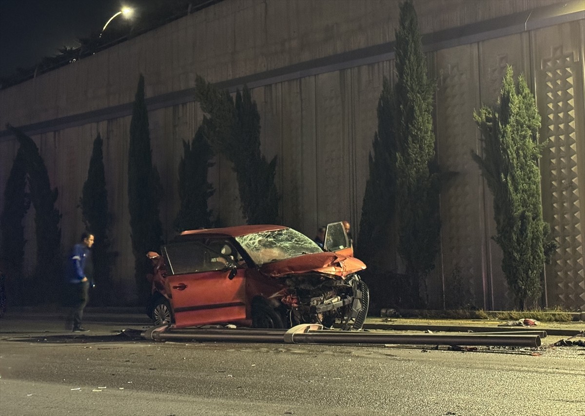 Başkentte kontrolden çıkarak köprüden düşen otomobilin sürücüsü ağır yaralandı.