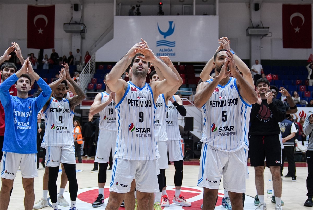 Basketbol FIBA Avrupa Kupası'nın C Grubu 3. hafta maçında Aliağa Petkimspor, Romanya temsilcisi...