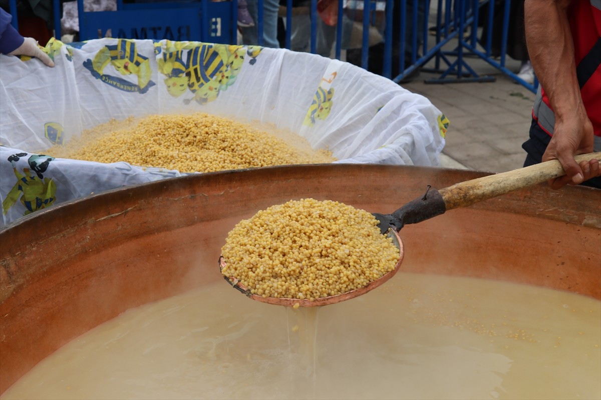 Batman'ın Gercüş ilçesinde Bağ Bozumu ve Gastronomi Festivali'nin dördüncüsü yapıldı. Yöresel halk...
