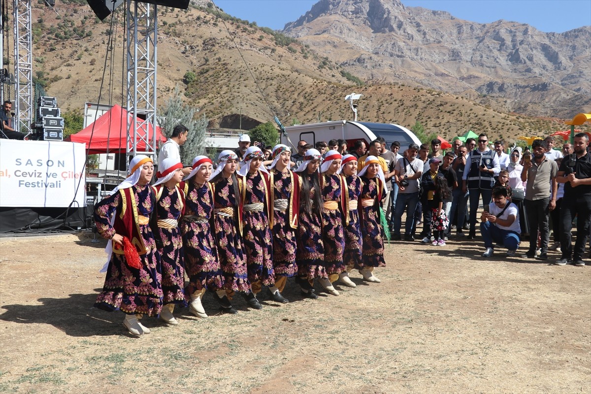 Batman'ın Sason ilçesinde bu yıl "Bal, Ceviz ve Çilek Festivali"nin 3'üncüsü yapıldı.
