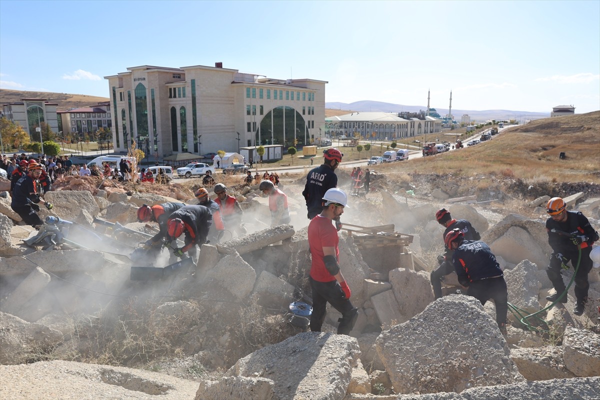 Bayburt'ta 6,9 büyüklüğünde deprem senaryosuyla masa başı ve saha tatbikatı...