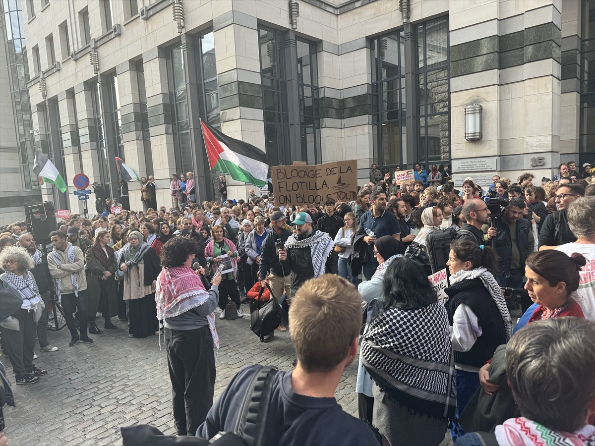 Belçika'nın başkenti Brüksel'de yüzlerce kişi, ablukayı kırmak ve insani yardım ulaştırmak için...