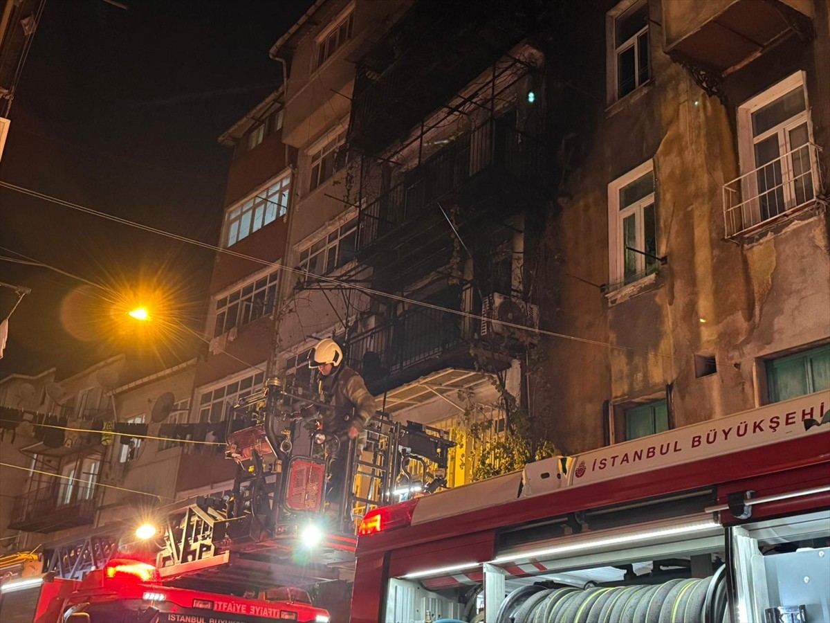 Beyoğlu Çukur Mahallesi Mermer Sokak'ta bir apartmanda havai fişek nedeniyle çıkan yangında mahsur...