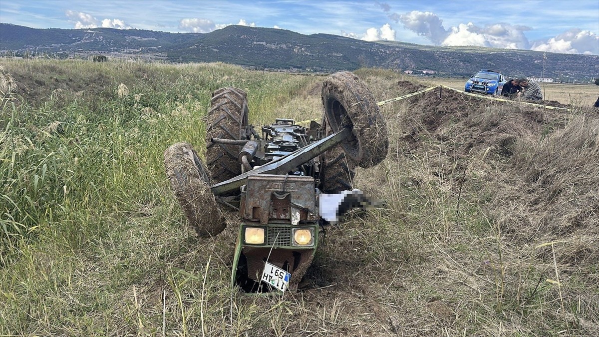 Bilecik'in Gölpazarı ilçesinde su kanalına devrilen traktörün sürücüsü hayatını kaybetti....