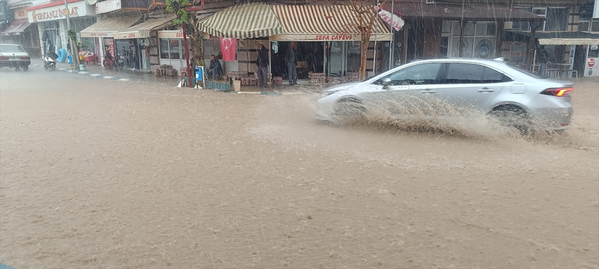 Bilecik'in Pazaryeri ilçesinde şiddetli sağanak yaşamı olumsuz etkiledi. İlçede aniden bastıran...