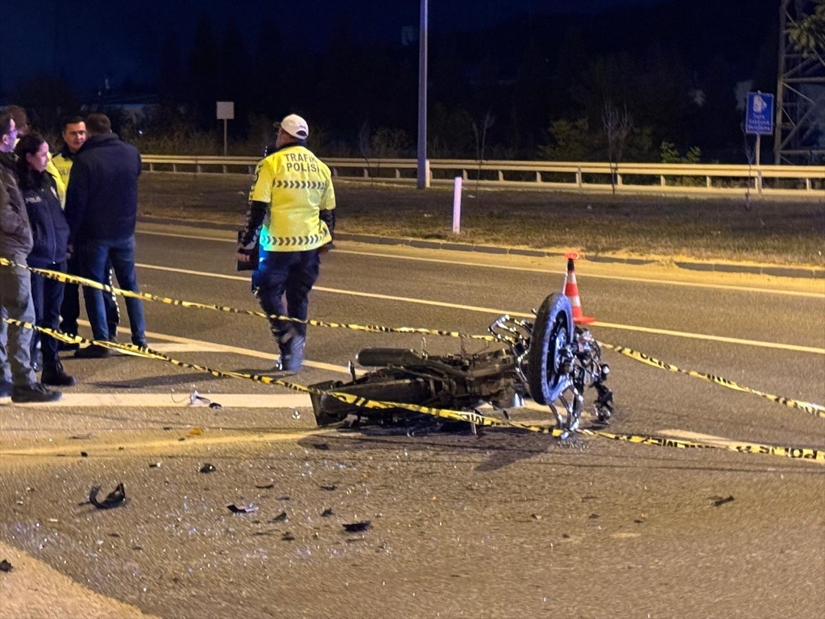 Bilecik'te midibüsle çarpışan motosiklet sürücüsü hayatını kaybetti.