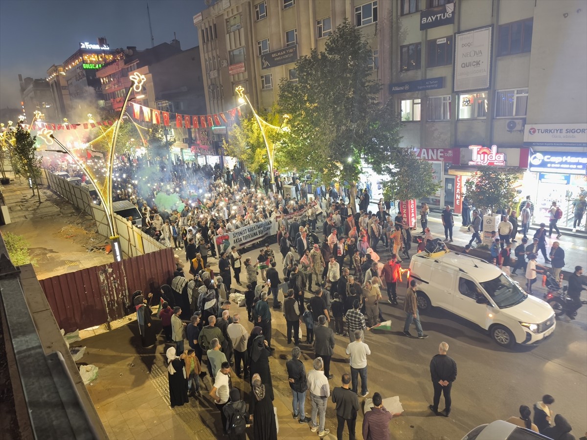 Bingöl'de İsrail'in Gazze'ye saldırılarını protesto etmek için yürüyüş düzenlendi. Katılımcılar...