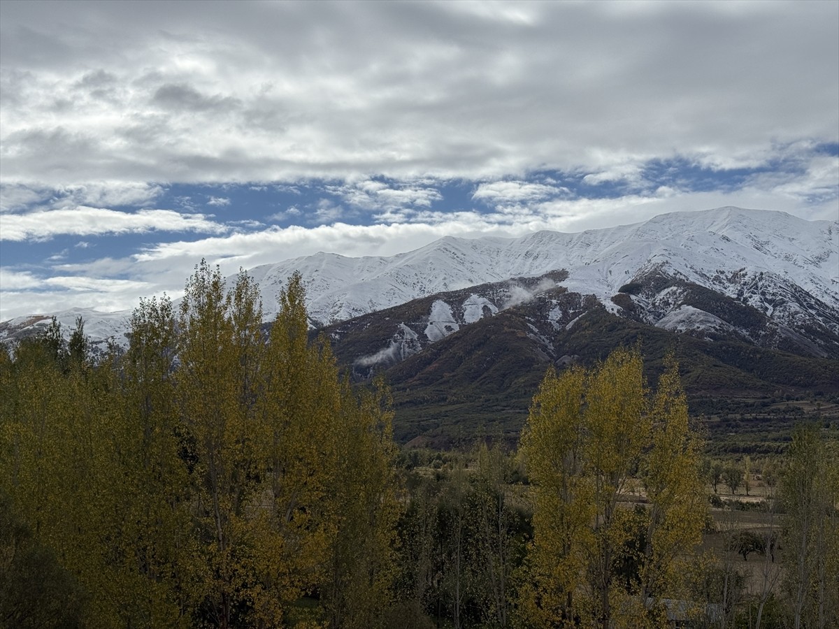 Bingöl'ün Karlıova ve Yedisu ilçelerine mevsimin ilk karı yağdı. İlçelerin yüksek kesimleri ile...